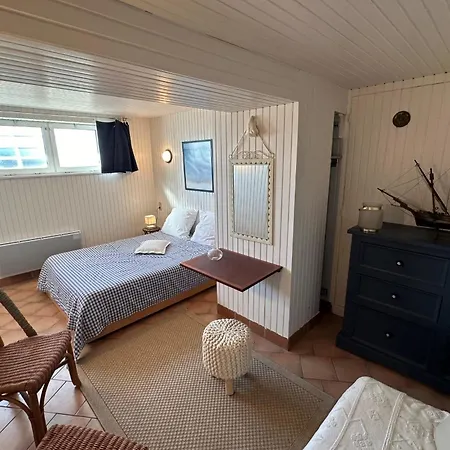Spacious Family Nest Facing The Sea