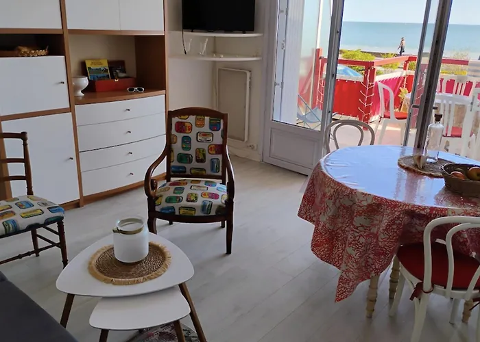 Spacious Family Nest Facing The Sea 아파트 *