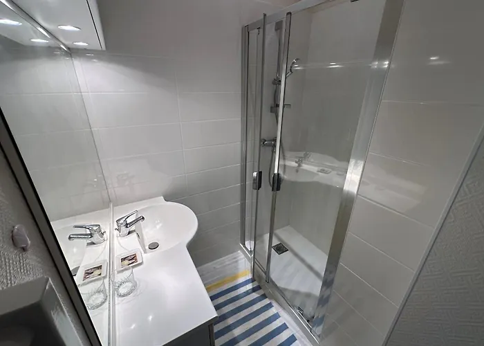 Spacious Family Nest Facing The Sea